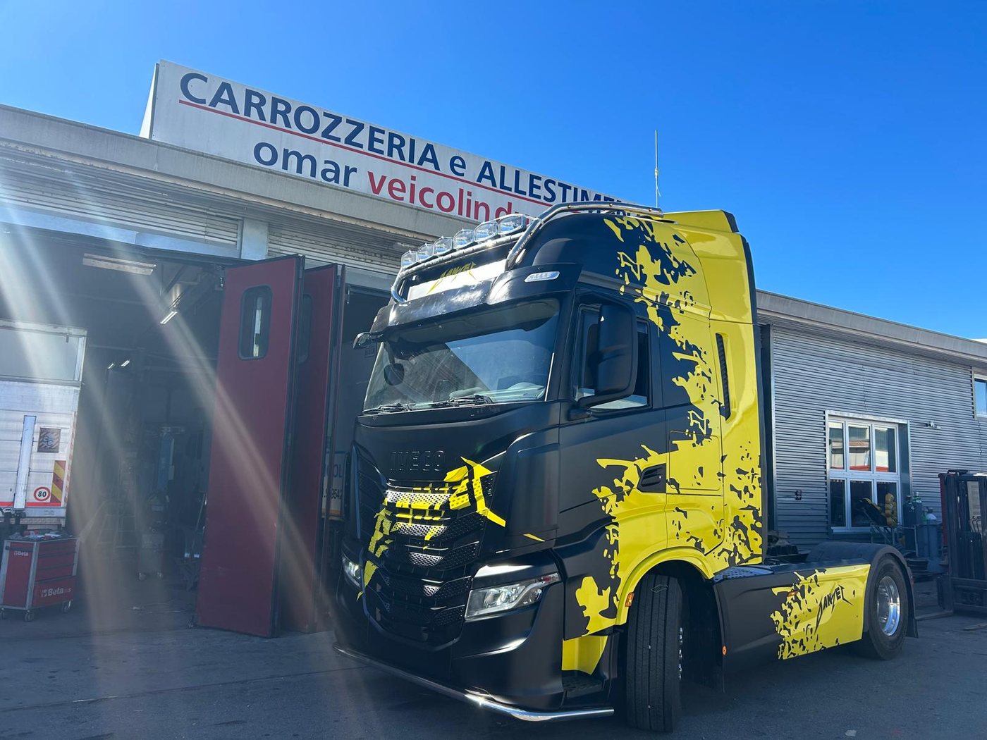 Motrice con grafica adesiva personalizzata davanti all'officina