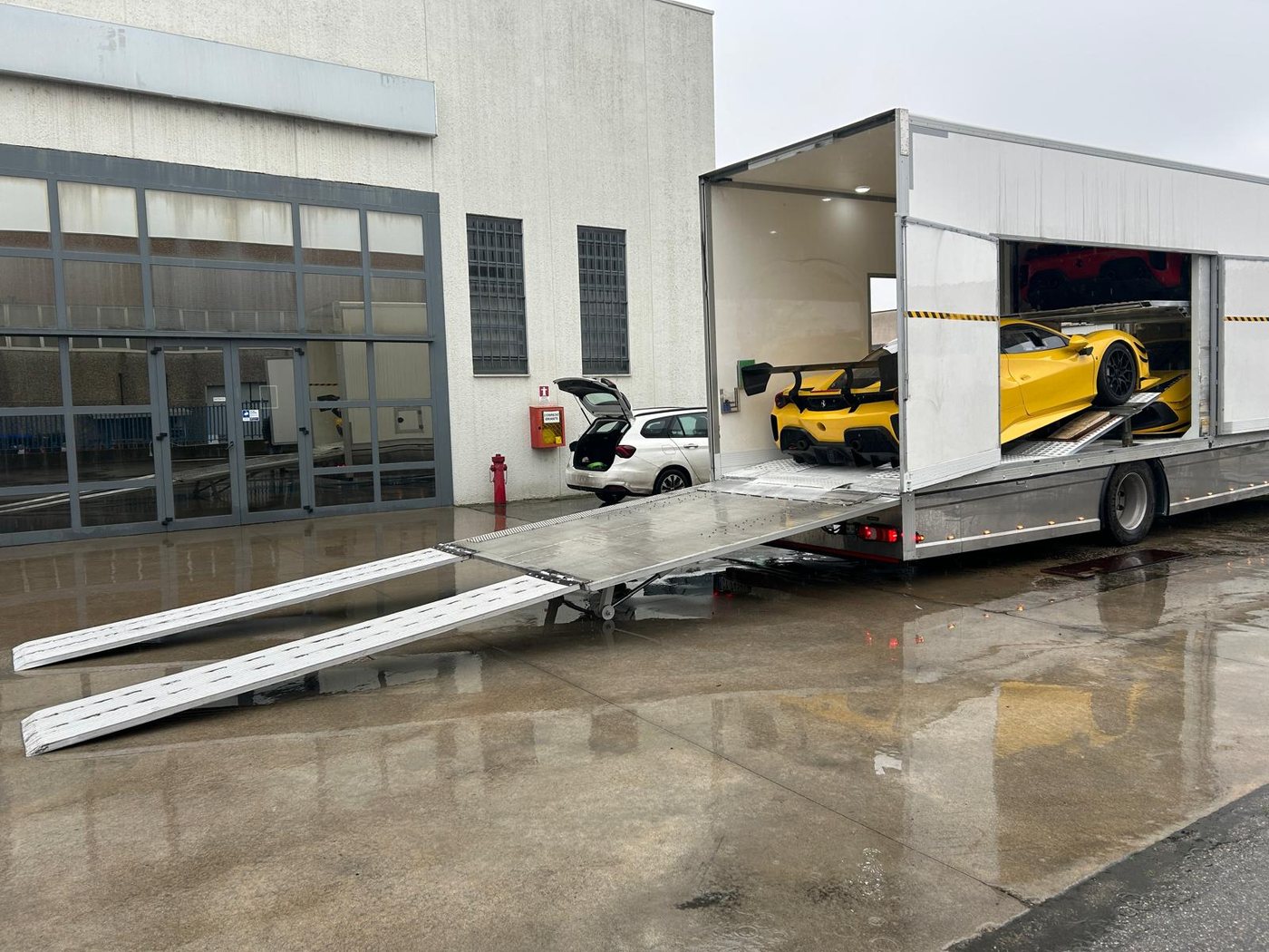Bisarca chiusa per il trasporto di auto sportive