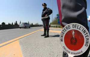 PISA 06 APRILE 2006- PASQUA: INTENSIFICATI I CONTROLLI DELLA POLIZIA STRADALE SULLE STRADE DELL' ESODO. Una pattuglia della Polizia Stradale sulla strada di grande comunicazione Firenze- Pisa-Livorno in direzione mare. FRANCO SILVI/ANSA